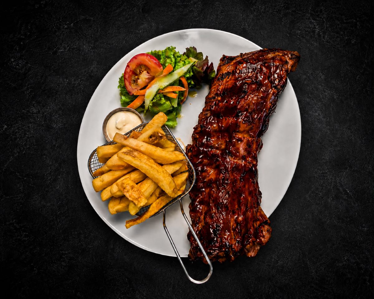 Spare ribs met friet en salade