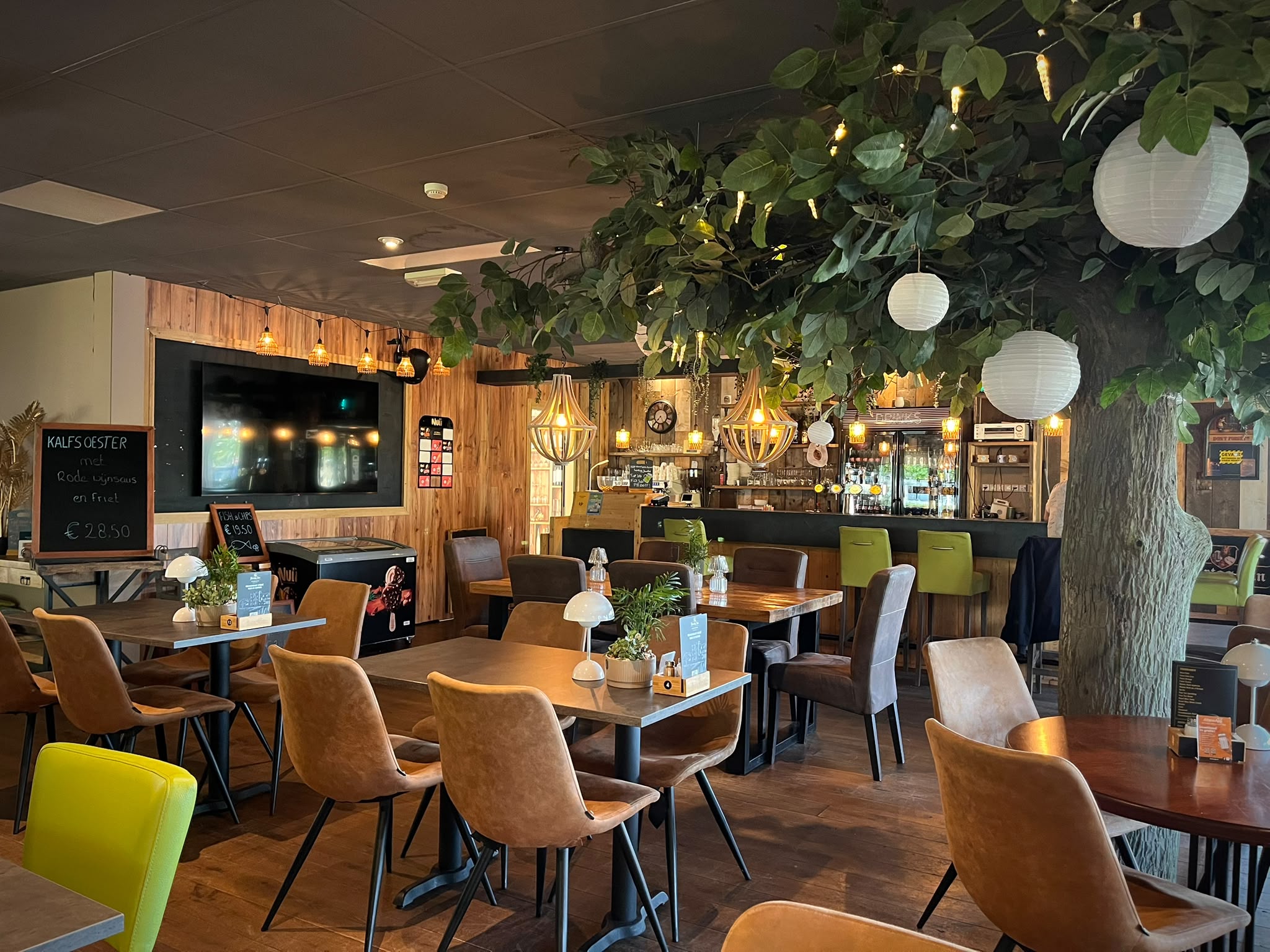 Gezellig interieur van eetcafé Maas en Vrienden met houten bar