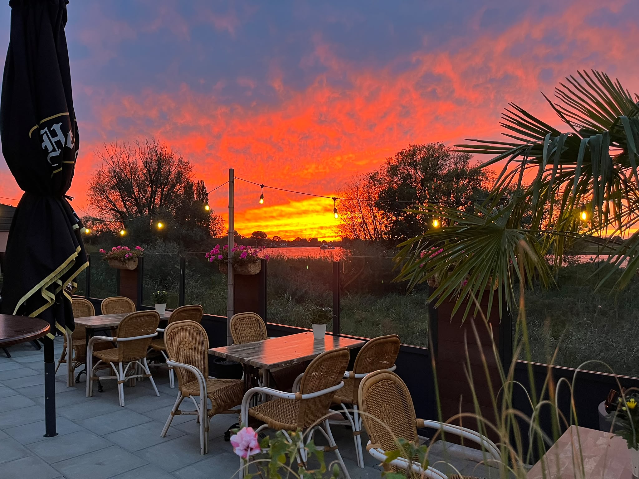 Terras sfeer bij zonsondergang
