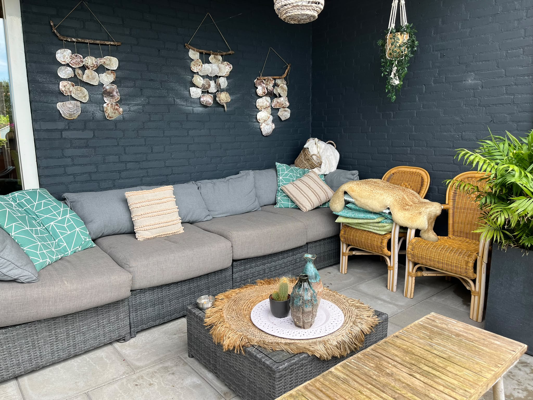 Sfeervolle loungehoek met schelpen-decoratie