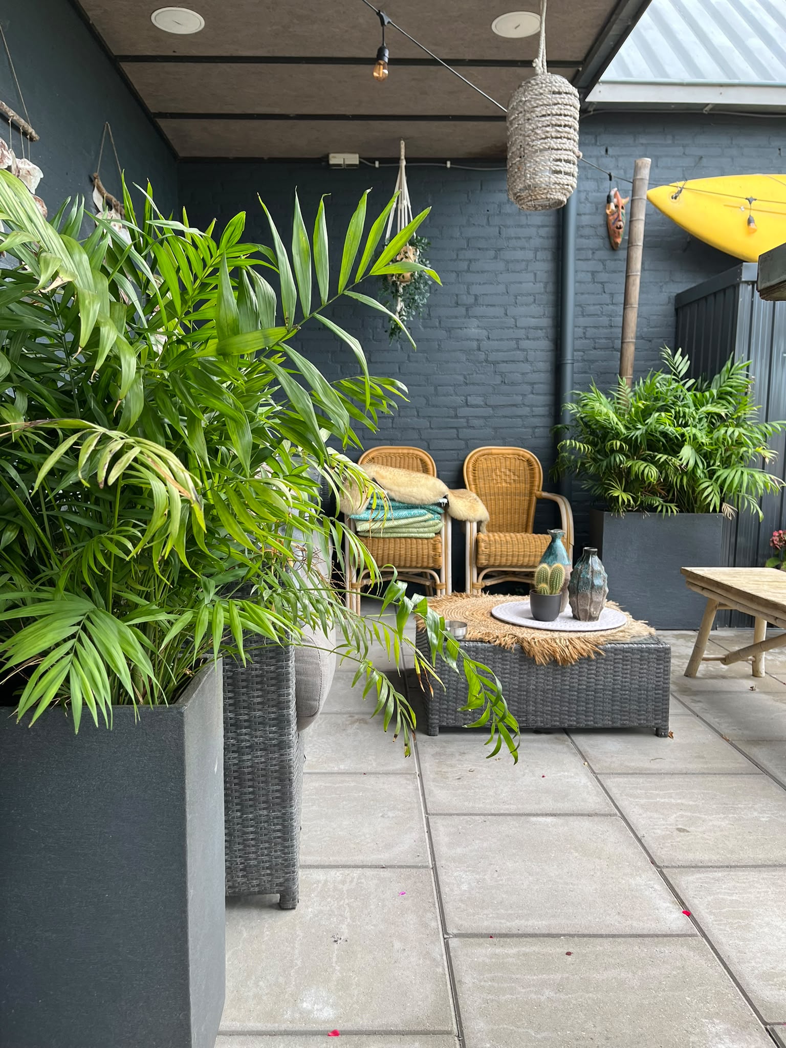Loungehoek met palmen en decoratie