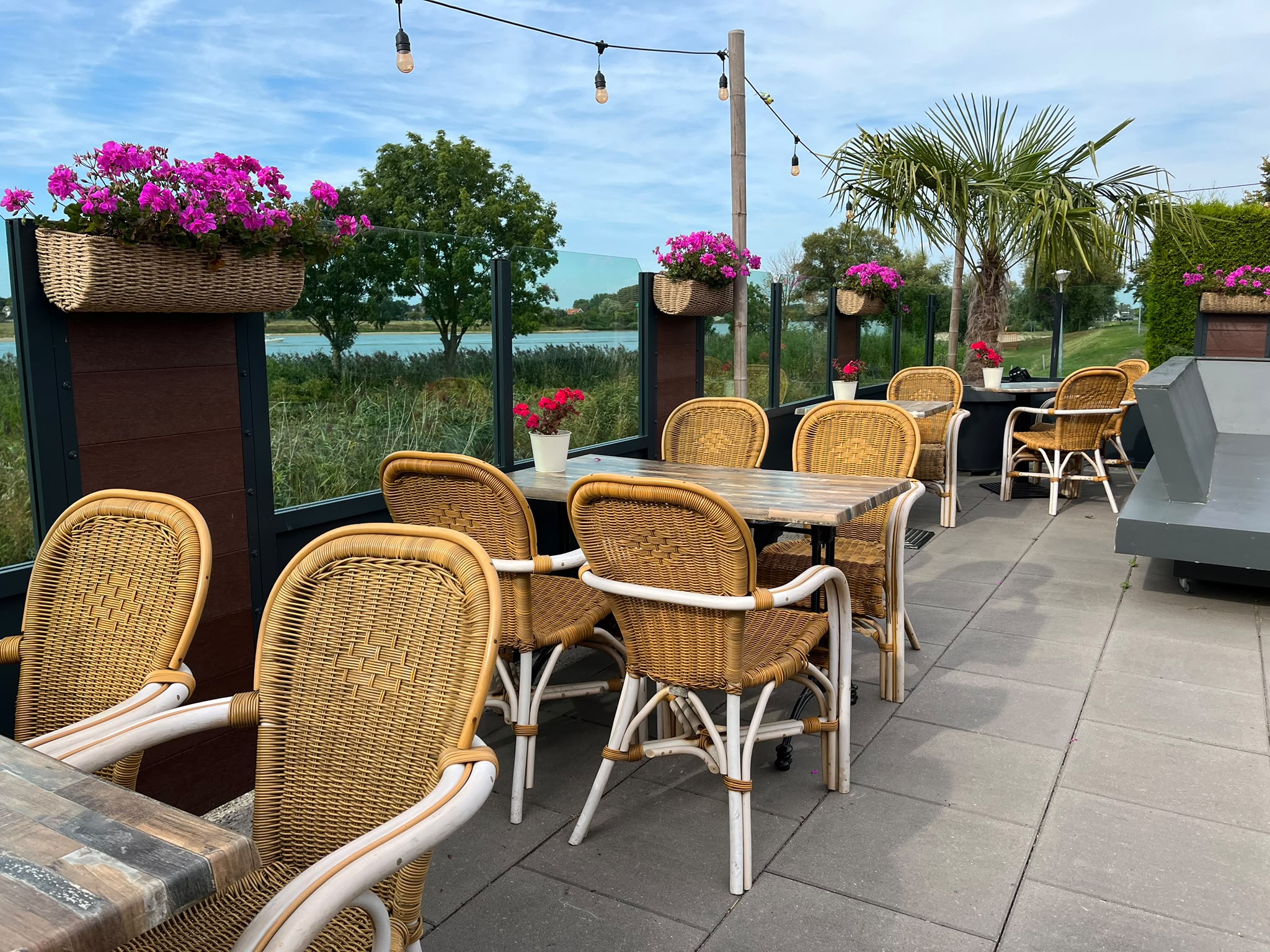 Terras van Maas en Vrienden in de zon
